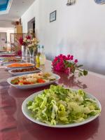 un lungo tavolo con piatti di cibo sopra di Çidihan HOTEL a Kusadası