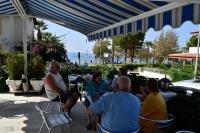 un gruppo di persone seduti a un tavolo sotto una tettoia di Çidihan HOTEL a Kusadası