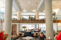 een groep mensen die aan tafels in een restaurant zitten bij El Marquez Huancayo in Huancayo