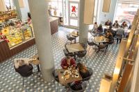 een uitzicht op een restaurant met mensen aan tafel bij El Marquez Huancayo in Huancayo