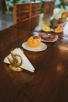 ein Tisch mit Tellern voller Essen und einer goldenen Sternserviette in der Unterkunft Ayurprana Marari in Mararikulam