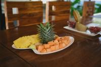 einen Obstteller auf einem Holztisch in der Unterkunft Ayurprana Marari in Mararikulam