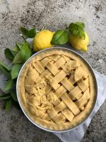 een taart in een pan op een tafel met citroenen bij Quinta Revira Volta in Nesperal