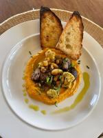 een bord met eten, brood en een bord hummus bij Quinta Revira Volta in Nesperal