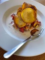 een bord voedsel op een tafel met een bord voedsel bij Quinta Revira Volta in Nesperal