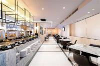 un restaurant avec un long comptoir avec des tables et des chaises dans l'établissement First Hua Hin - Hin Nam, à Hua Hin