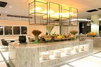 un restaurant avec un grand lustre au-dessus d'un comptoir dans l'établissement First Hua Hin - Hin Nam, à Hua Hin