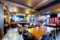 une salle à manger avec une table et des chaises en bois dans l'établissement First Hua Hin - Hin Nam, à Hua Hin
