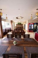Et opholdsområde på Rose Kasauli by Continental Group Kasauli !! Prime Location ! Restaurant ! Lawn ! Parking