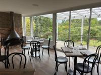 Un comedor con mesas y sillas y un piano. en Leura Gardens Resort, en Leura