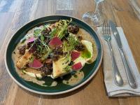 Un plato de comida en una mesa con un plato de comida en Leura Gardens Resort, en Leura