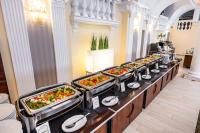 ein Buffet mit vielen Tabletts Essen in der Unterkunft Hotel Windsor w Jachrance in Jachranka