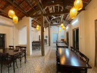 een eetkamer met tafels, stoelen en lampen bij BeanHomestay in Quang Ninh