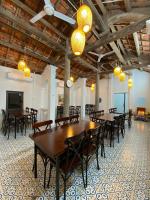 een grote kamer met tafels, stoelen en verlichting bij BeanHomestay in Quang Ninh