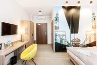 TV a/nebo společenská místnost v ubytování Meet Poznań Hotel