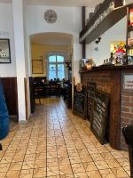 ein Restaurant mit einer Theke und einem Tisch in einem Zimmer in der Unterkunft Penzion Stará škola Klíny in Klíny