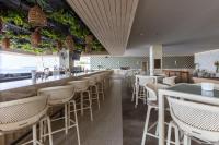 En restaurant eller et andet spisested på UDARA - Luxury Beachfront Living with Pools Gym Spa & Dining