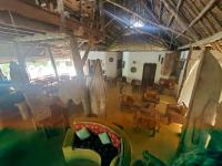 eine Draufsicht auf einen Raum mit Stühlen und Tischen in der Unterkunft Eco Shamba Kilole Lodge in Utende