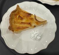 een stuk taart op een wit bord met slagroom bij La Bastide des Trembles in Marseille