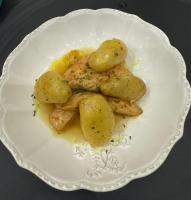 een bord met aardappelen op tafel bij La Bastide des Trembles in Marseille