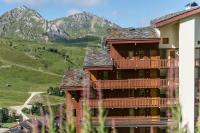 a large building with a mountain in the background at Résidence Pierre &amp; Vacances Les Néréides in Belle Plagne