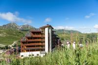 a tall building with mountains in the background at Résidence Pierre &amp; Vacances Les Néréides in Belle Plagne