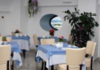 Un restaurante o sitio para comer en Hotel Villa Carolina