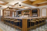 een bar met krukken in een hotelkamer bij EVEN Hotel Detroit North - Troy by IHG in Troy