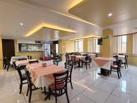 een eetkamer met tafels en stoelen in een restaurant bij Hotel Señorial in Matamoros