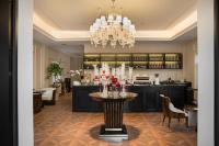 una sala da pranzo con un tavolo e un lampadario di 青岛阿特拉酒店 a Qingdao