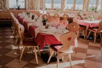 een lange eetkamer met tafels en stoelen bij Gasthof Haidbach in Mittersill