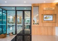 Ein Ladenlokal mit Glastüren und einem Schild mit der Aufschrift Omarma in der Unterkunft J Inspired Hotel Pattaya in Pattaya