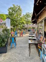 una fila di tavoli e sedie fuori da un ristorante di Abelha Hôtel Le France a Brive-la-Gaillarde