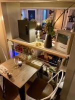 una piccola stanza con un tavolo e un monitor del computer di Abelha Hôtel Le France a Brive-la-Gaillarde