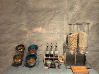 eine Theke mit Weinflaschen und anderen Gegenständen in der Unterkunft 唯庭酒店上海人民广场地铁站长征医院店 in Shanghai