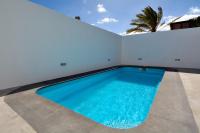 Bazén v ubytovaní Villa Sunrise Private Pool Puerto del Carmen By PVL alebo v jeho blízkosti