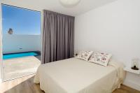 Posteľ alebo postele v izbe v ubytovaní Villa Sunrise Private Pool Puerto del Carmen By PVL