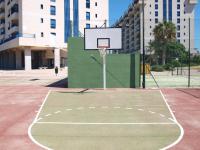 Tenis alebo squash v ubytovaní ApartUP Patacona Panoramic alebo jeho okolí