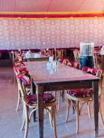 En restaurant eller et andet spisested på Rum Dreamland luxury camp