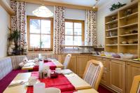 A restaurant or other place to eat at Hotel Idhof