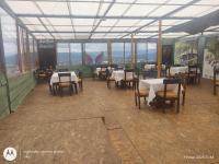 En restaurant eller et andet spisested på GLAMPING RESERVA CATEDRAL Zipaquira