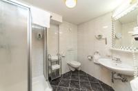 A bathroom at Hotel Idhof