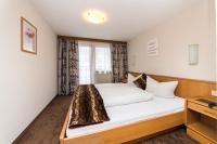 A bed or beds in a room at Hotel Idhof