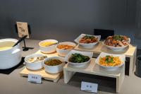 um grupo de tigelas de comida sobre uma mesa em Atour Light Hotel Kunming Tongde Square Baiyun Road em Kunming