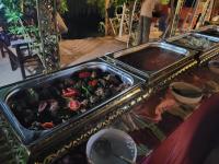 ein Tablett mit Essen auf einem Tisch mit einem Tablett mit Essen in der Unterkunft Lake House Hotel in Luxor