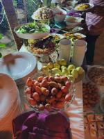 einen Tisch mit Teller und Schalen mit Lebensmitteln in der Unterkunft Lake House Hotel in Luxor