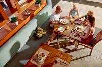 een gezin aan een tafel eten in een restaurant bij TUI MAGIC LIFE Belek in Belek