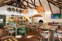 een restaurant met tafels en stoelen in een kamer bij Elgin River Lodge in Elgin