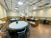 een eetkamer met tafels en stoelen in een kamer bij 東光行旅 in Xinyi