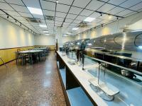 een restaurant met een buffet met tafels en stoelen bij 東光行旅 in Xinyi